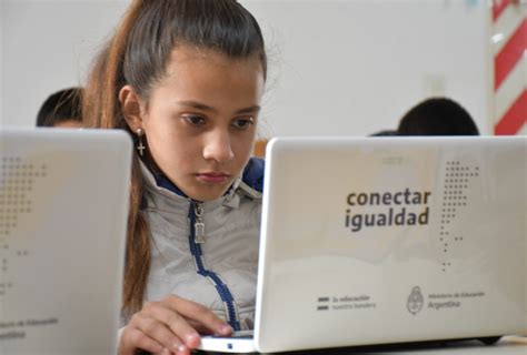 Alumnos Del Paraje La Avenencia Recibieron Computadoras De Conectar