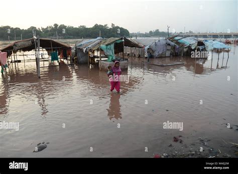 Lahore Pakistan 19th Aug 2019 Gypsy People Sit At Ravi River As