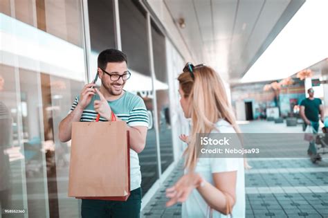 젊은 매력적인 여성이 그녀의 남자 친구 그녀를 무시 하 고 있기 때문에 만족 느낌 그리고 그들은 함께 쇼핑 하는 동안 휴대