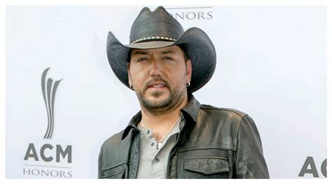 Jason Aldean Isnt Wearing His Wedding Ring And His Wife Has Strong