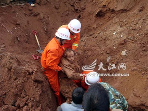 新干建筑工地泥土塌方 一名工人瞬间被埋 江南都市报