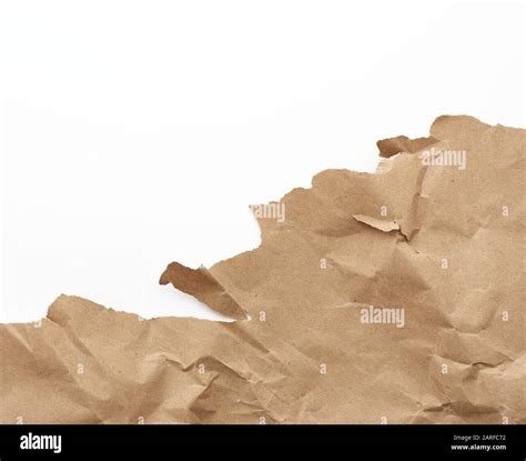 fragmento de una hoja en blanco arrugada de papel kraft de envoltura marrón con bordes rotos ...