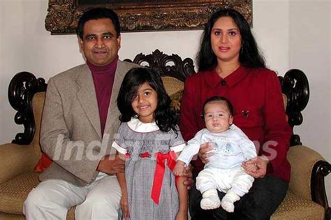 Meenakshi Seshadri Husband & Children Photo | 542263