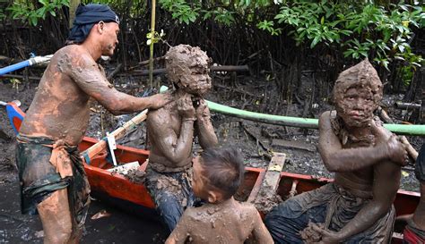 Mengenal Mebuug Buugan Tradisi Mandi Lumpur Usai Nyepi Di Bali Foto