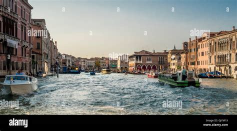 Venice Garbage Canal Boat Fotos Und Bildmaterial In Hoher Aufl Sung