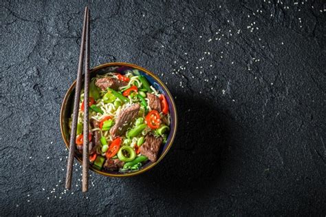 Fideos Asi Ticos Calientes Con Ternera Y Verduras Foto Premium