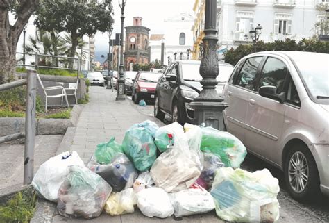 Torre Del Greco I Netturbini Non Vedono Lo Stipendio E Lasciano I