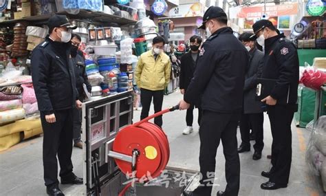 최민철 전북소방본부장 설맞이 부안상설시장 안전 점검 나서