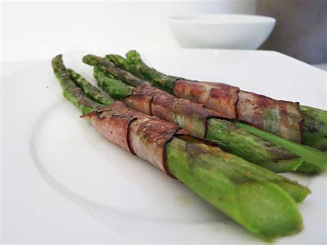 Grüner Spargel mit Speck gebraten Bacon wrapped green beans