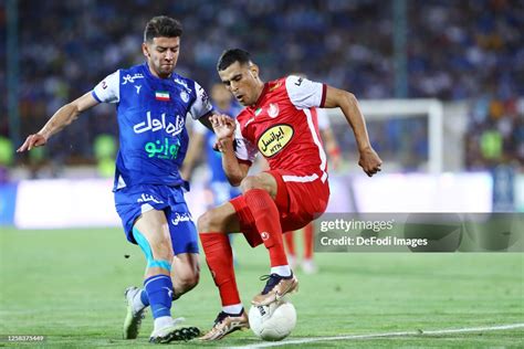 Ali Nemati of Persepolis and Saeid Mehri of Esteghlal FC battle for... News Photo - Getty Images