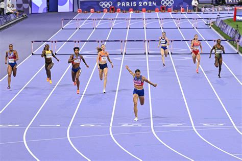 Sydney McLaughlin-Levrone Sets WR, Wins Gold in 400-M Hurdles | TIME