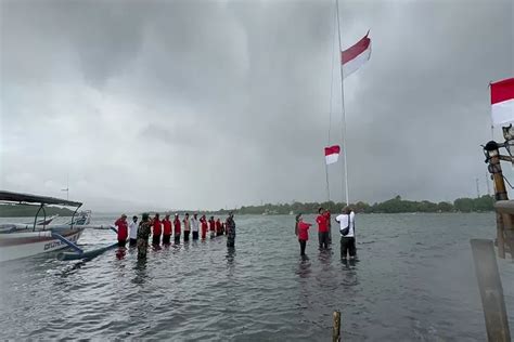 Peringati Hut Ri Ke Nelayan Gilimanuk Upacara Bendera Ditengah