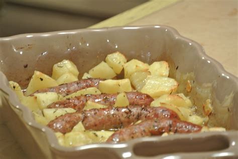 Saucisses De Toulouse Et Pommes De Terre Au Four Dans La Cuisine De