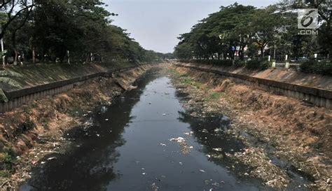 Foto Aliran Kanal Banjir Barat Menghitam Dan Penuh Sampah Foto