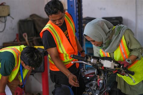 Siswa Smk Konversi Motor Bbm Menjadi Sepeda Motor Listrik