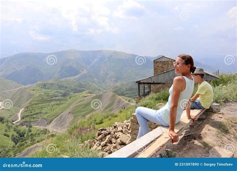 Fam Lia M E E Filho Sentados Num Banco E Desfrutando De Uma Vista