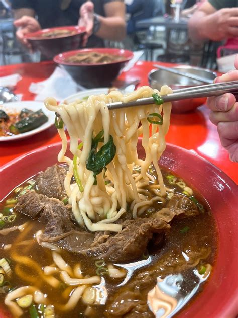 屏東美食 阿秀小吃部牛肉麵 六塊厝眷村味超大碗牛肉麵必點辣漬小黃瓜 貓奴夏的生活筆記