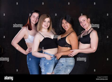 Belle jeune femme tout sourire et rire dans des modèles de lingerie et