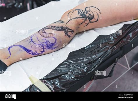 Proceso De Crear Un Nuevo Tatuaje En La Pierna De Un Cliente Tatuaje