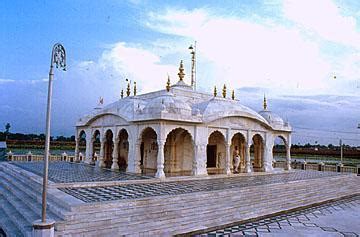 temple out of water/jain temple- pawapuri