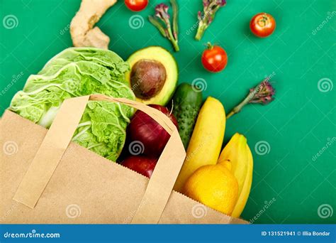 Concepto De Grocering Bolsa De Papel Llena De Diversas Frutas Y