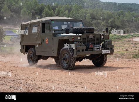 Primer plano del Land Rover del Ejército Santana Ligero estacionado en