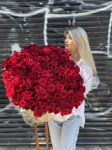 100 Gorgeous Red Roses By Mercury Flowers