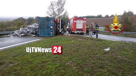 Camion Si Ribalta Su E45 Incidente Stradale A Ripabianca Ferito Lieve