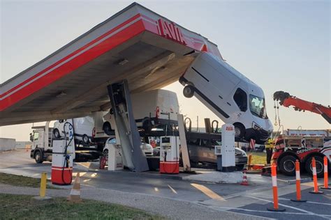 Photos Grand Est Un Camion Sencastre Sous Le Toit Dune Station