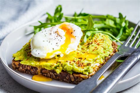 Recette de toast à l avocat et œuf poché au Airfryer Marie Claire