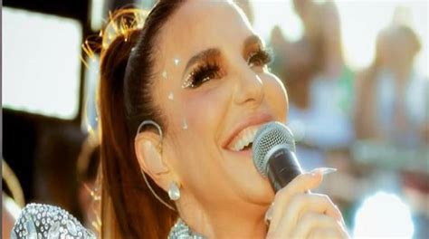 Ivete Sangalo exibe as gêmeas de bicicleta no condomínio de luxo