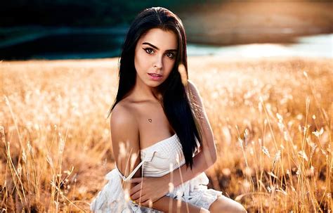 Grass Look Girl Face Pose Portrait Meadow Shoulder Long Hair