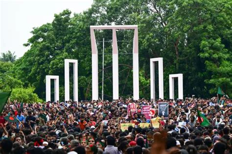 बांग्लादेश शेख़ हसीना के देश छोड़ने की बेटे ने बीबीसी को बताई वजह आर्मी चीफ़ ने क्या कहा