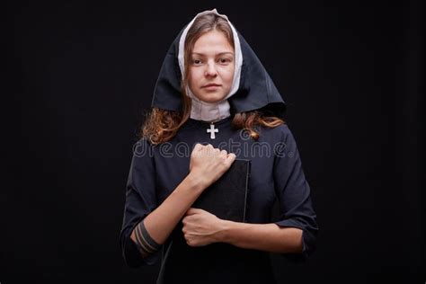 Padre E Freira Maus Em Um Fundo Branco Foto De Stock Imagem De