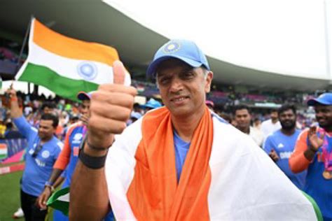 Dravid Enthusiastically Lifts T20 World Cup Trophy After India S Win