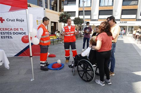 Cruz Roja conmemora con una mesa informativa el día mundial de la