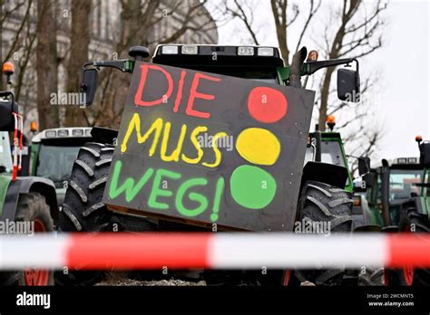 Teilnehmer der Bauernproteste fahren in Nürnberg mit ihren Traktoren im