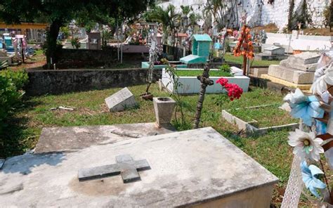 Abandonadas M S Del De Las Tumbas En Cementerios De C Rdoba El