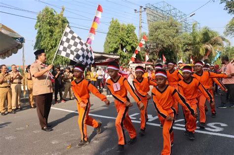 Gerak Jalan Di Blora Ramaikan Hut Ke Kemerdekaan Ri