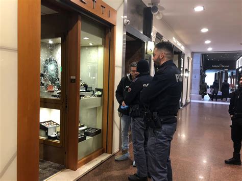 Galleria Cavour Bologna Rapina Alla Gioielleria Piretti Ferito Il