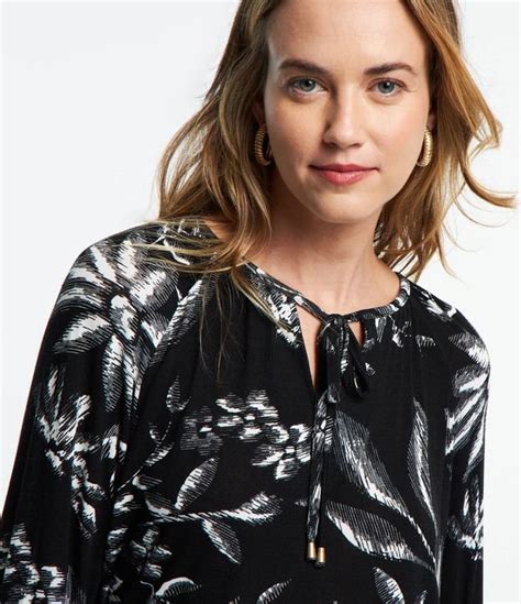 Blusa Em Viscose Com Amarração Na Gola E Estampa Floral Preto