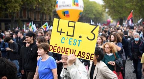 Greve geral por aumento salarial paralisa a França em desafio para Macron