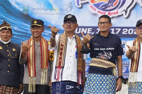 Sandiaga Uno Buka World Surf League Krui Pro Metropolis Co Id