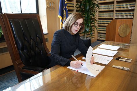 Oregon Gov Kate Brown To Commute States 17 Death Sentences