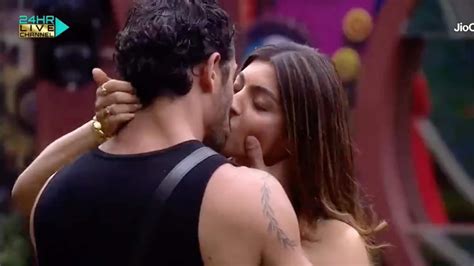 Jad Hadid And Akanksha Puri S Steamy Sec Kiss On Bigg Boss Ott