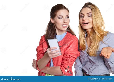 Deux Amis De Femmes Prenant Le Selfie Avec Le Smartphone Image Stock