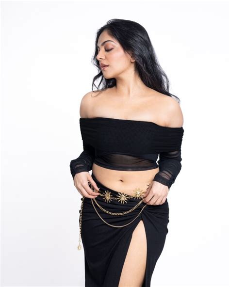 Ahaana Krishna Hot Navel Thighs Exposed In Black Glam Outfit Glamsundari In