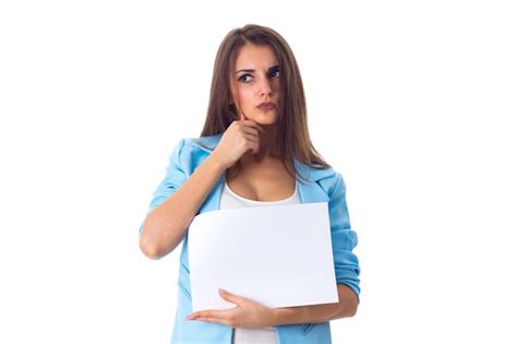 Mujer Bonita Joven Con Camiseta Blanca Y Chaqueta Azul Sosteniendo Una