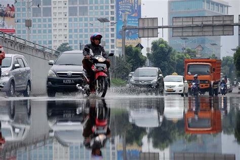 Akibat Drainase Buruk Usai Hujan Jalan Protokol Tergenang Air