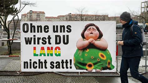 Bauern Machen Sich Mit Widerlichem Plakat Ber Ricarda Langs Figur Lustig